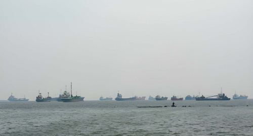 Hormuz, nessuno controlla davvero lo Stretto: traffico navale crollato